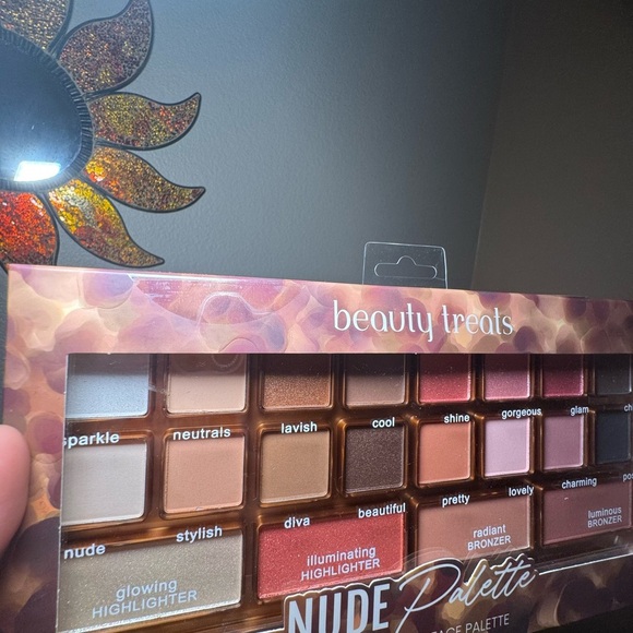 Nude Palette - 20 Color Eyeshadow and Highlighter Set - Picture 2 of 4